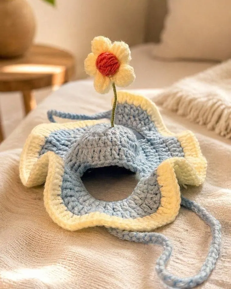 Bonnet Bleu Fleur porté par un chat