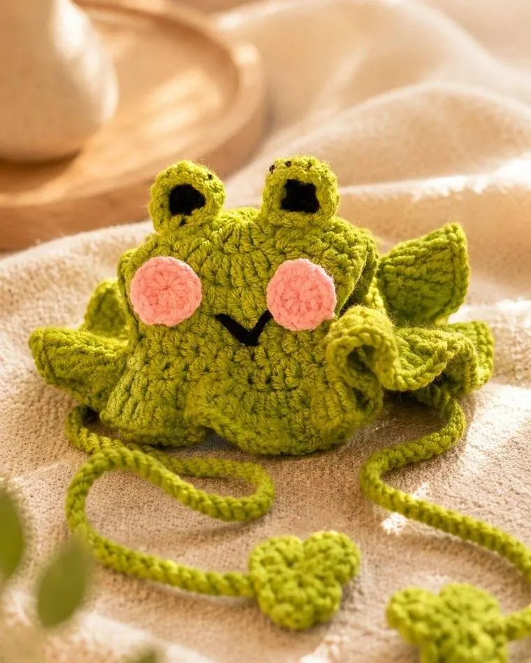 Bonnet Grenouille porté par un chat