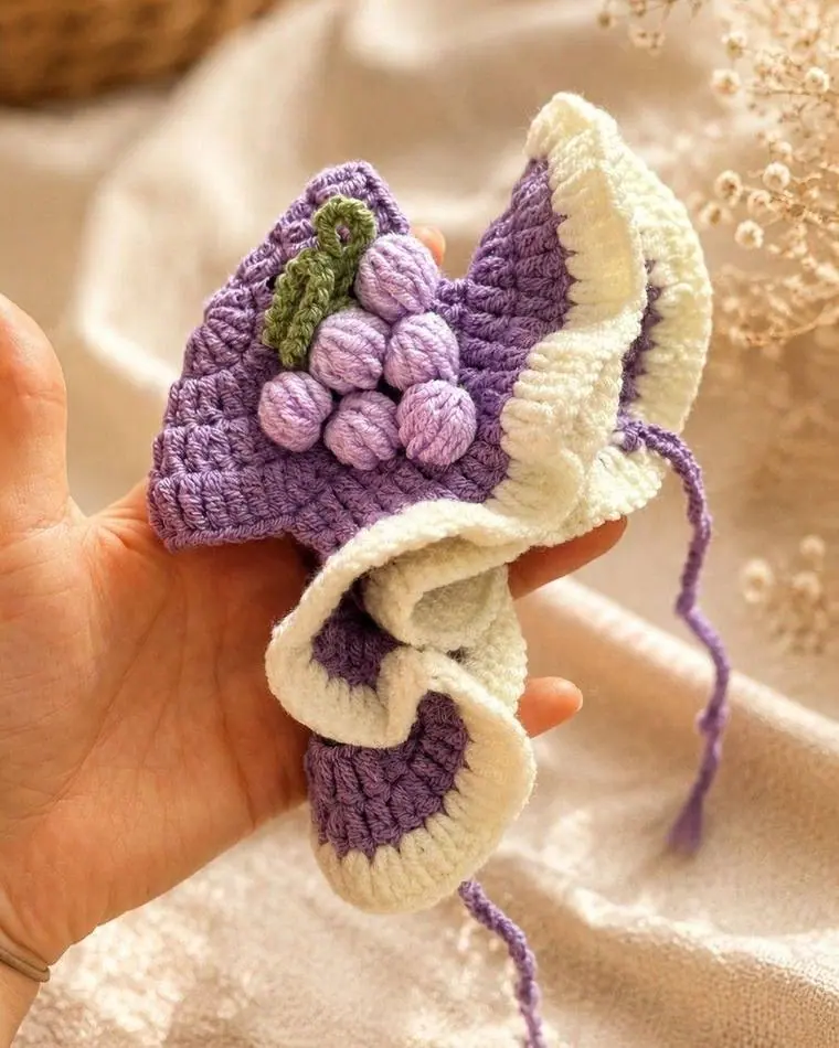 Bonnet Raisin porté par un chat
