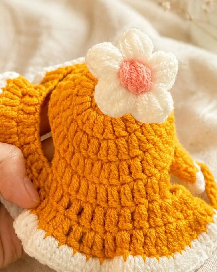 Bonnet Jaune Fleur porté par un chat